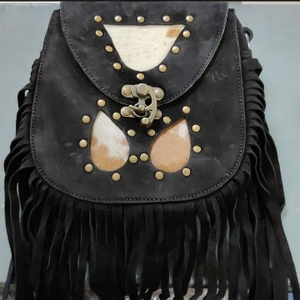 Sac fourre-tout vintage de style bohème unisexe avec fermeture à deux boutons en cuir tissé à la main et chaîne perlée de style occidental - Product Image 1