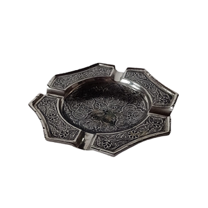 Cendrier en laiton antique et design fleur et feuille - Product Image 2