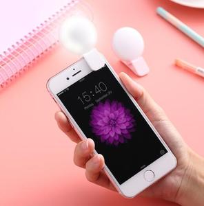 Mini anneau lumineux LED rechargeable USB personnalisable avec logo, à clipser, en plastique, pour tous les smartphones - Product Image 4