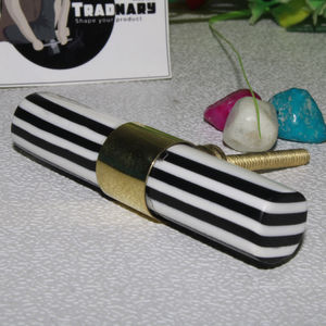 Resina de perilla de gabinete con latón moldeado y forma de cilindro en diseño moderno en muebles de sala de estar blancos y negros 100 piezas Tradnary - Product Image 1