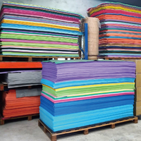 Feuilles de mousse EVA de différentes couleurs, douces et sûres, non toxiques, certifiées EN71, disponibles en différentes épaisseurs, services de découpe sur mesure.