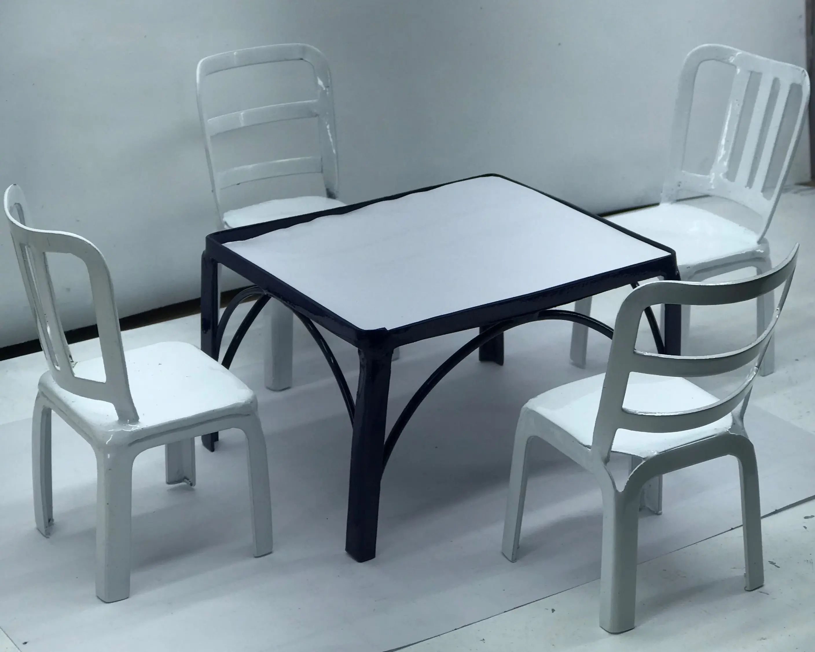निर्माता और आपूर्तिकर्ता के गुड़ियाघर लघु फर्नीचर सेट खाने की मेज धातु लोहा मिनी सफेद कुर्सियों और मेज