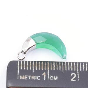 Pendentif plaqué argent en forme de lune avec onyx vert 16 à 18 mm - Product Image 2