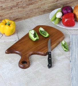 Planche à découper et à servir en bois de qualité supérieure avec poignée ergonomique, finition lisse, design durable, idéale pour la cuisine et la décoration de table - Product Image 1