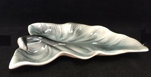 Plateau et plateau de service de nourriture classique en métal gris avec design élégant en forme de feuille, parfait pour une utilisation sur table d'hôtel - Product Image 2