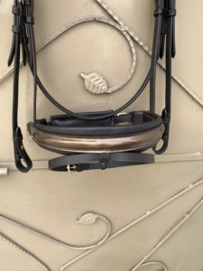 Bride en cuir pour cheval plié - Product Image 3