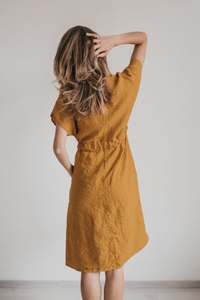 Robe en lin pour femme, tendance, dernier design, couleur dorée, tissu crêpe, manches courtes, col en V, longueur genou. - Product Image 2