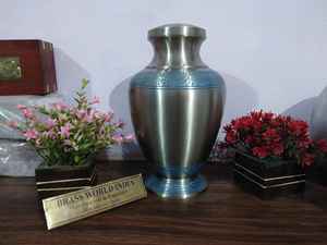 Urna de cremación grande grabada en plata de latón, suministros funerarios de la India, Brassworld - Product Image 5