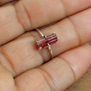 Tourmaline rose naturelle non traitée pierre brute en argent sterling 92.5 bijoux pour femmes belle bague faite à la main - Product Image 5