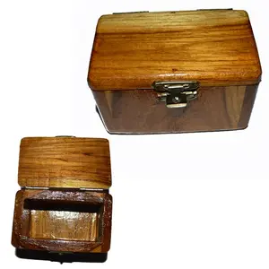 Caja de madera con piedra preciosa para dinero