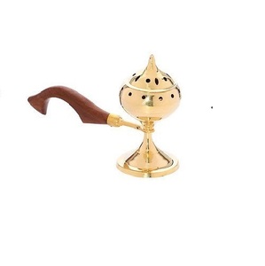 Quemador de incienso Loban Oudh de latón dorado con mango de madera - Product Image 1