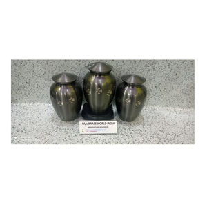 Brassworld India กระปุกใส่เถ้ากระดูกอุ้งเท้าสัตว์เลี้ยงสีดำ - Product Image 1