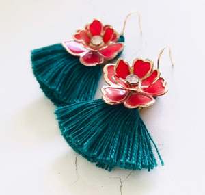 Pendientes con Flecos Florales Verde Selva, Creaciones Hechas a Mano - Product Image 1