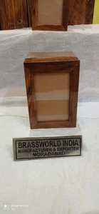 URNA FUNERARIA DE MADERA ESTILO AMERICANO ALTAMENTE PULIDA CON MARCO PARA FOTO por BRASSWORLD INDIA - Product Image 4