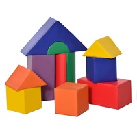 Les enfants grimpent et rampent des structures de jeu d'activité de bloc de mousse souple pour le développement de l'enfant