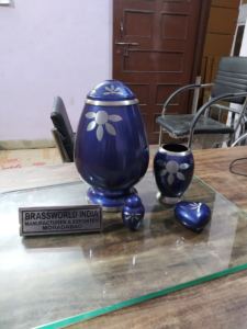 BRASSWORLD INDIA Urna de cremación azul Todos los tamaños Urna de latón con flor grabada para uso adulto Juego de 5 suministros funerarios - Product Image 4