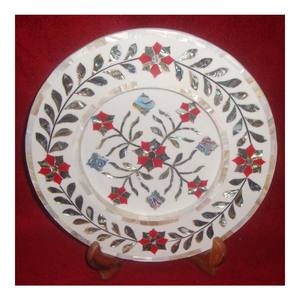 Assiette ronde en bois avec motif de fleurs en nacre pour la décoration de la maison - Product Image 1