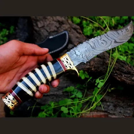 Faca de caça Bowie de aço Damasco artesanal de qualidade premium tamanho personalizado faca de peles com cabo confortável