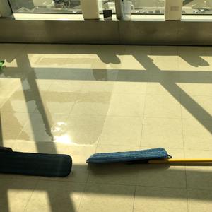 Brave Chemical EZ Shine Floor Polish a base de cera pH 8,5-9,5 15-30% Ingredientes activos 5 GAL Líquido - Product Image 6