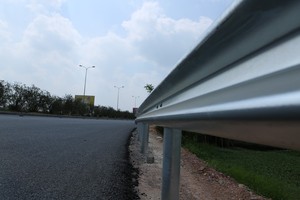 ทางหลวงGuardrailทางด่วนGuardrailชนอุปสรรคยามรถไฟสำหรับทางหลวงถนนก่อสร้างที่มีคุณภาพสูง - Product Image 4