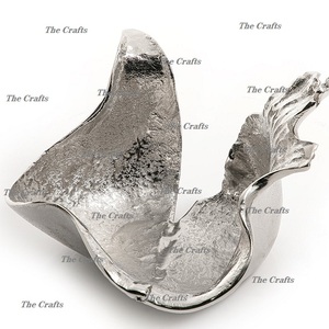 Ensemble de deux bols décoratifs en aluminium couleur argent pour servir des fruits secs, design unique et de haute qualité - Product Image 4