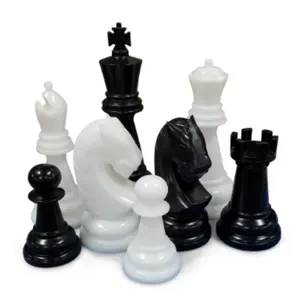 Set di scacchi giganti con decorazioni in fibra di vetro per giochi all'aperto, oggetti di scena, decorazioni per eventi per feste in vetrina