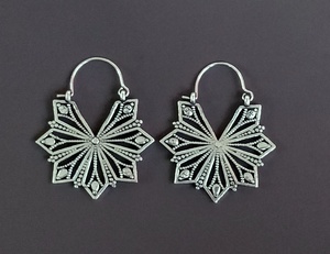 Pendiente con forma de flor de latón fabricado en India, aro plateado para bodas, fiestas, regalos - Product Image 2