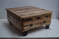Table basse vintage industrielle faite à la main avec plusieurs tiroirs, en bois massif brut, avec roulettes mobiles, meubles de salon