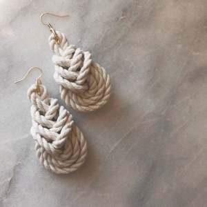Pendientes de macramé con nudo de pipa Roberta, colección única hecha a mano - Product Image 1