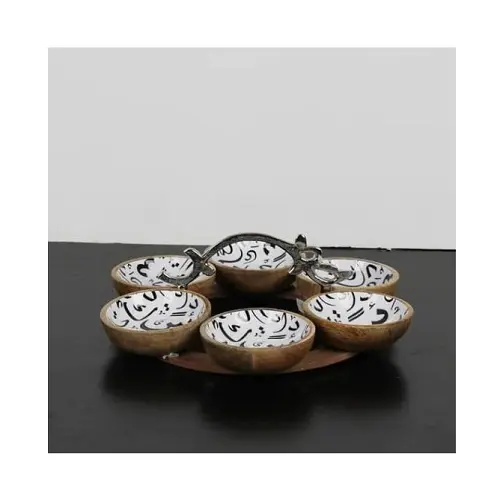 디저트 초콜릿 서빙을위한 금 나무 그릇 및 트레이에 훌륭한 디자인 나무 및 상감 너트 서버