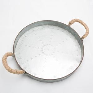Bandeja para servir de metal galvanizado de doble nivel rústico moderno con asas de madera Bandeja para servir alimentos de hierro - Product Image 1