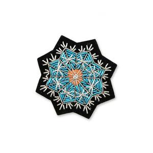 Broche flocon de neige brodée 100% faite à la main, écusson, épingles 3D personnalisées - Product Image 1