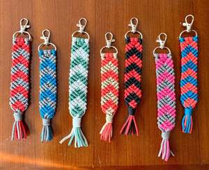 Llavero de Macramé Hecho a Mano, Accesorio para Bolsos, Multicolor, Personalizable - Product Image 1