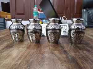 Urnes de crémation entièrement gravées en laiton nickelé, fournitures funérailles, brasworld inde - Product Image 2