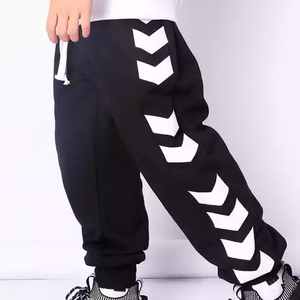 Pantalones de chándal unisex para niños, pantalones para correr informales con decoración bordada, cierre de cordón frontal plano, diseño ligero - Product Image 3