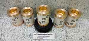Brassworld India Tea Pet Cremation Urn Brown con patas doradas y banda Suministros funerarios - Product Image 2