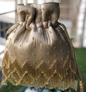 ¡Nueva colección 2021! Silken Potli Bag Desbordante con Cuentas de Cristal Perlas Zari Work para Bodas y Fiestas - Product Image 1