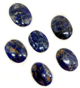 หินออร่าสีฟ้าหิน sodalite หินปาล์มขัดสำหรับการรักษาอารมณ์การสื่อสารความรักและการตกแต่งทางจิตวิญญาณที่สง่างาม - Product Image 2