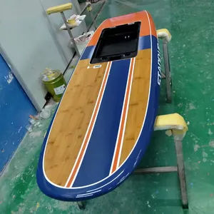 越来越受欢迎的箔板是一种带有附加水翼的冲浪板 (或带有翅膀的鳍) 的冲浪板