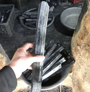 Charbon de bois de sciure de bois dur blanc et noir à combustion longue pour barbecue et chauffage Produit à prix compétitif - Product Image 2