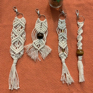 Porte-clés en macramé miniatures faits à la main, pour le bonheur - Product Image 1
