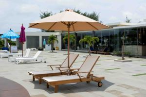 Mejor Silla de Exterior en Madera de Teca con Tela Blanca Hecha a Mano 'Cayman' de Indonesia para Hotel de Playa - Product Image 2