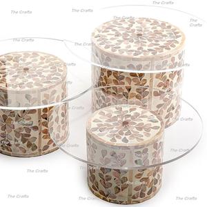 Juego de Tres Soportes para Pastel de Acrílico de Diferentes Tamaños con Base de Madera, Soporte para Servir Pastel de Nácar al por Mayor - Product Image 2