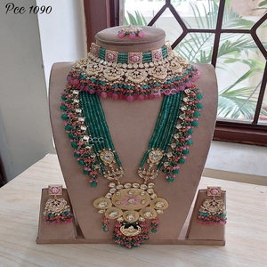 M สร้างโดย Choker เจ้าสาวหนักและชุดยาวกับ MangTika และต่างหูใน Kundan ใหญ่จริง - Product Image 1