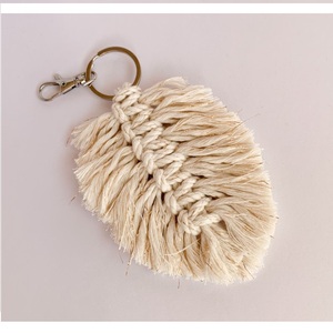 Llavero de Pluma de Macramé Tejido a Mano, Nuevo Accesorio de Algodón Personalizado y Elegante para Bolso - Product Image 3