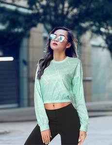 Top corto de manga larga con etiqueta para mujer, ropa de gimnasio con capucha OEM personalizada, top corto de calle, top corto para chicas adolescentes, precio barato - Product Image 5