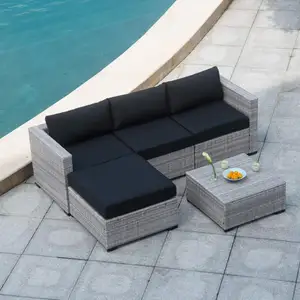 Красивая мебель, уличная плетеная мебель из ротанга, диван с светло-серым ротангом и черной подушкой