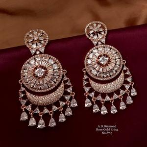 2021 Meetali Création Adorable diamant boucles d'oreilles demi-pleine forme plaqué or avec perle pierre principale pour les fêtes de mariage - Product Image 1