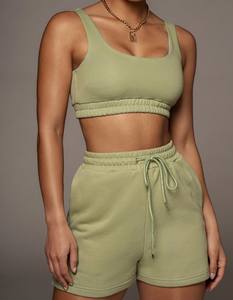 Ensemble de shorts de sport pour femmes de haute qualité, taille plus, respirant, deux pièces, avec bordure en fourrure, motif floral, fermeture à boutons et séchage rapide - Product Image 4