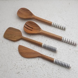 Outils à salade en bois à prix abordable avec poignée en métal Ustensiles de cuisine Serveur à salade en bois Cuillère à salade au design dernier cri - Product Image 3